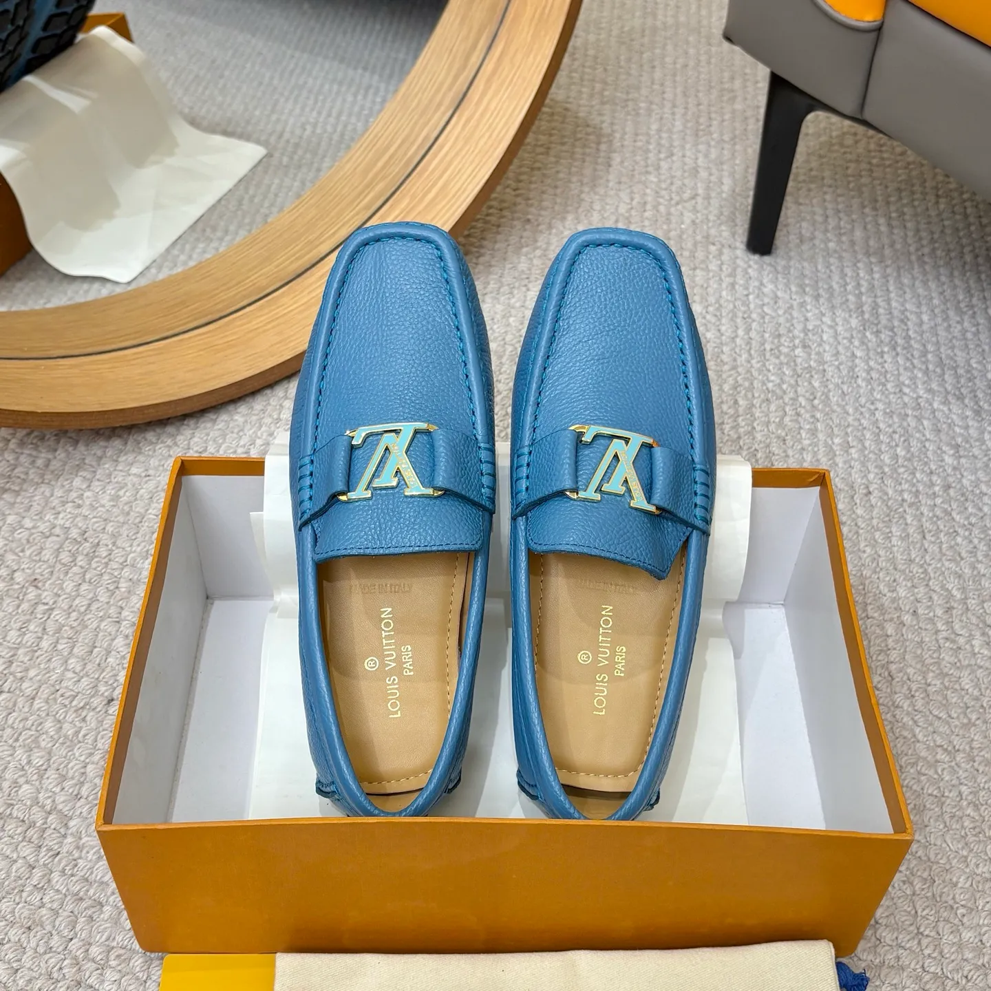 Men's men's shoes 💰420 (Yangli) LV 2⃣️0⃣️2⃣️5️⃣Spring and summer counter GLORIA series models ✈️Original factory special leather production, original last type. A classic driving slip-on casual shoe that shows an elegant style with exquisite craftsmanship details such as Monogram embossing all over the upper🌀Italian imported calfskin fabric Sheepskin foot pads➕Inside～Private mold replica sole Unique style Comfortable driving slip-on Size: 4-12 (38-46) Comes with [Counter packaging: original box, wrapping paper, card, instruction manual, shoehorn, cloth bag] No pressure to enter and leave the counter!